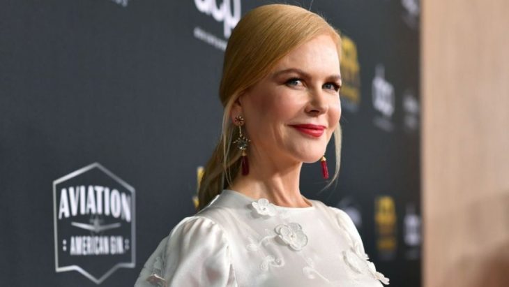 Nicole Kidman posando en una alfombra roja