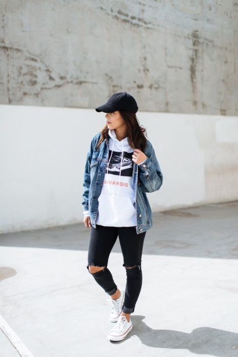 Chica con jeans, sudadera, gorra y chamarra de mezclilla