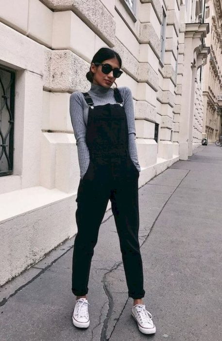 Chica con un overol negro y tenis