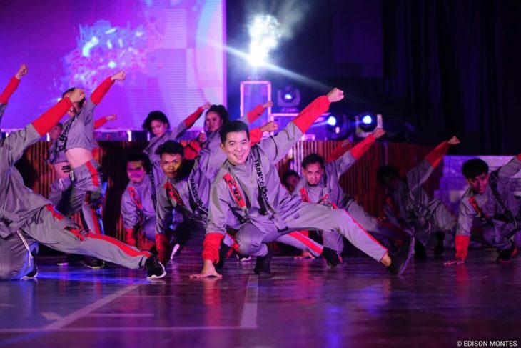 Chicos bailando en un teatro
