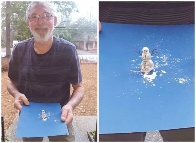 Señor haciendo un monito de nieve en una cartulina