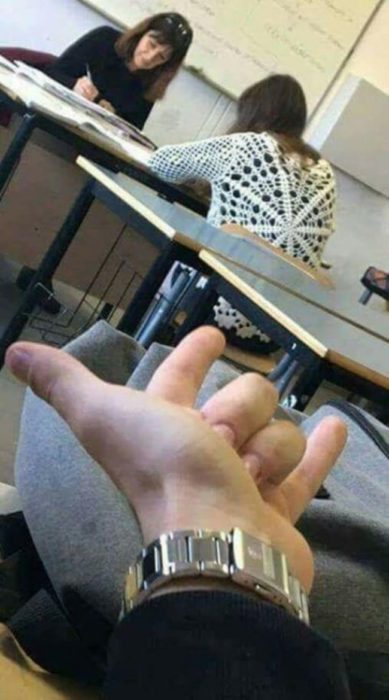 Chico lanzando una telaraña a una chica que tiene un suéter de color blanco