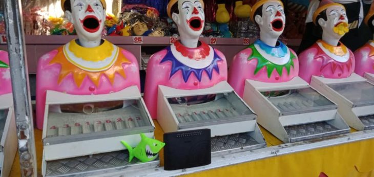 Módem de internet posando para una foto en la feria de una ciudad 