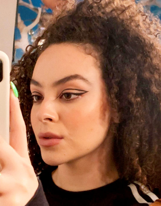 Maquillaje tendencia para el 2020; delineado gráfico o flotante; mujer morena con cabello chino