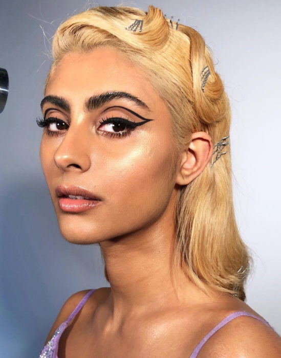 Maquillaje tendencia para el 2020; delineado gráfico o flotante; mujer rubia con peinado retro estilo años 40