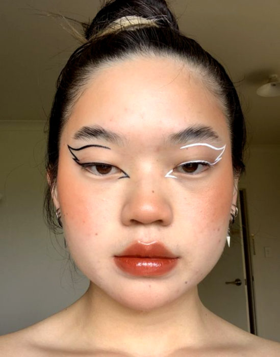 Maquillaje tendencia para el 2020; delineado gráfico o flotante con diferentes colores, negro y blanco en forma de alas