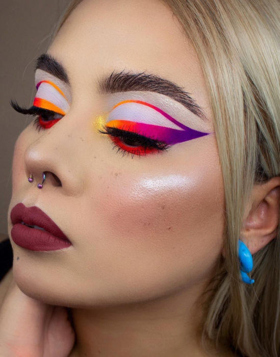 Maquillaje tendencia para el 2020; delineado gráfico o flotante de colores rosa, amarillo y morado