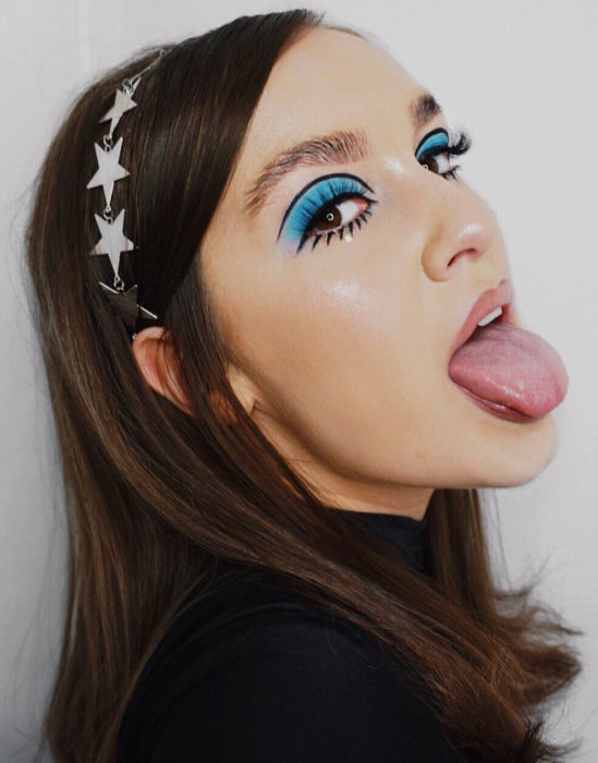 Maquillaje tendencia para el 2020; delineado gráfico o flotante al estilo Twiggy, color azul con pestañas dibujadas