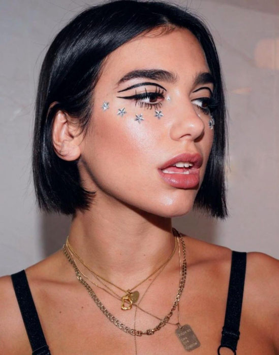 Maquillaje tendencia para el 2020; delineado gráfico o flotante; Dua Lipa con cabello negro y corto