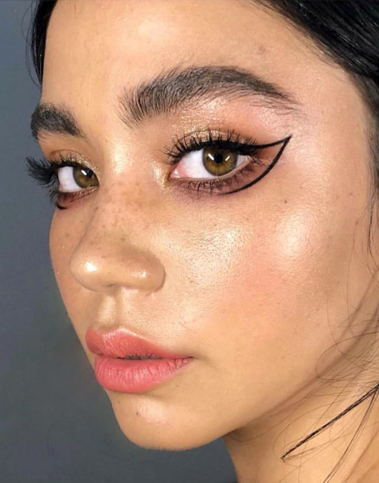 Maquillaje tendencia para el 2020; delineado gráfico o flotante inverso