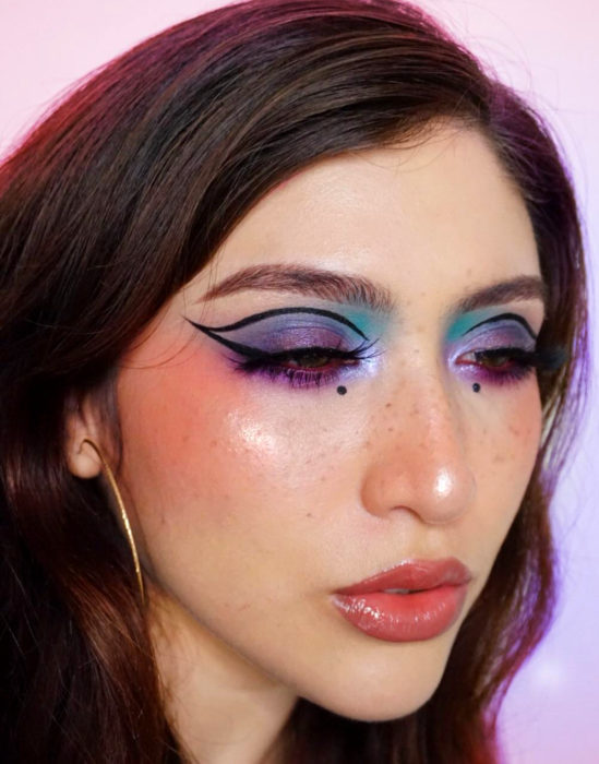 Maquillaje tendencia para el 2020; delineado gráfico o flotante con sombras color aceite, morado, azul y verde