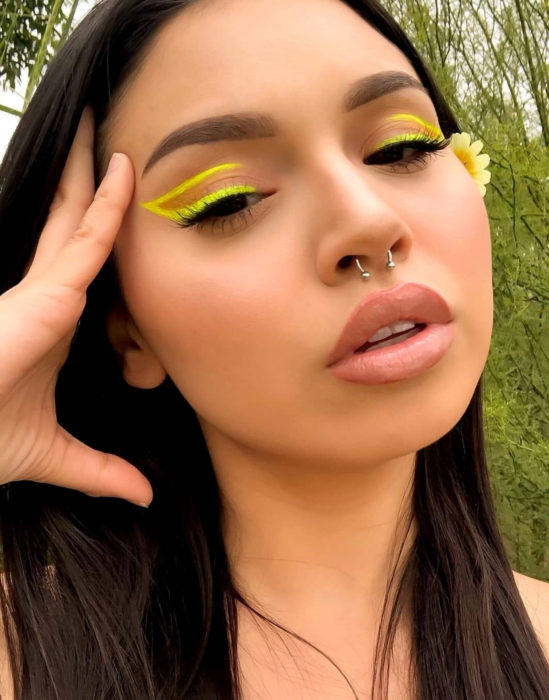Maquillaje tendencia para el 2020; delineado gráfico o flotante color amarillo