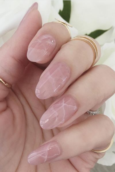 Uñas gelatina en rosa pastel efecto mármol