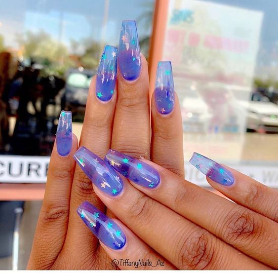Uñas gelatina en tonos mora azul