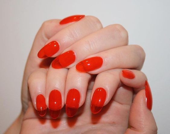 Uñas efecto gelatina en tono rojo pasión