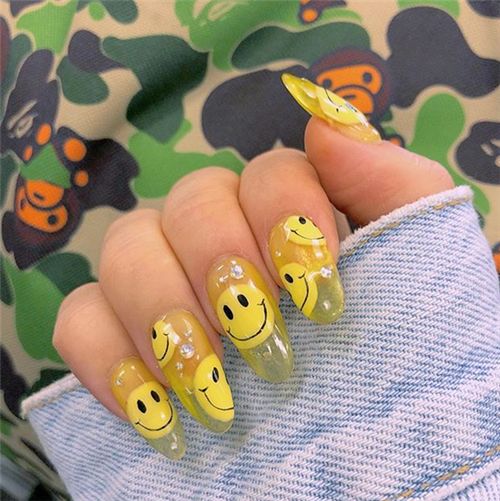 Uñas efecto gelatina en tono amarillo