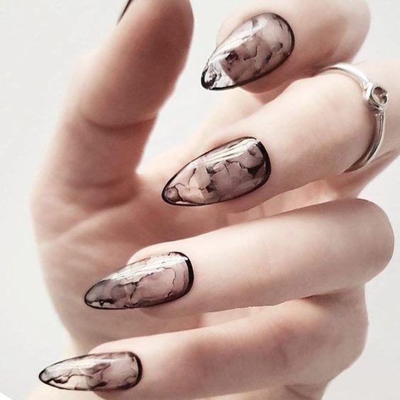 Uñas efecto gelatina en tono negro humo