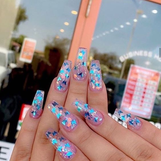 Uñas efecto gelatina con decorado de stickers en estrellas