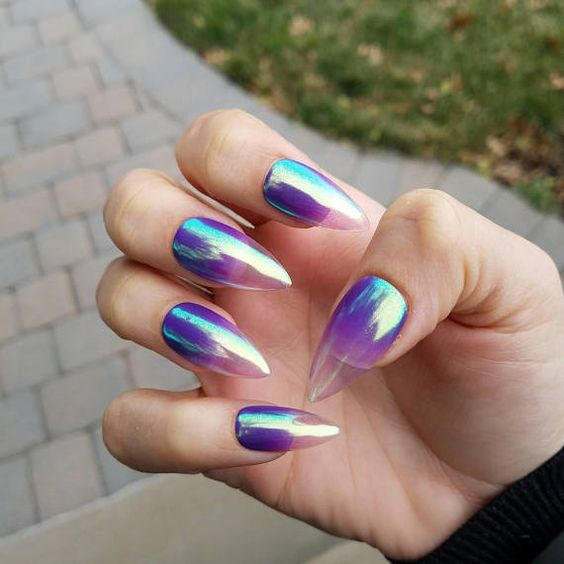 Uñas efecto gelatina con decoración tornasol en lila