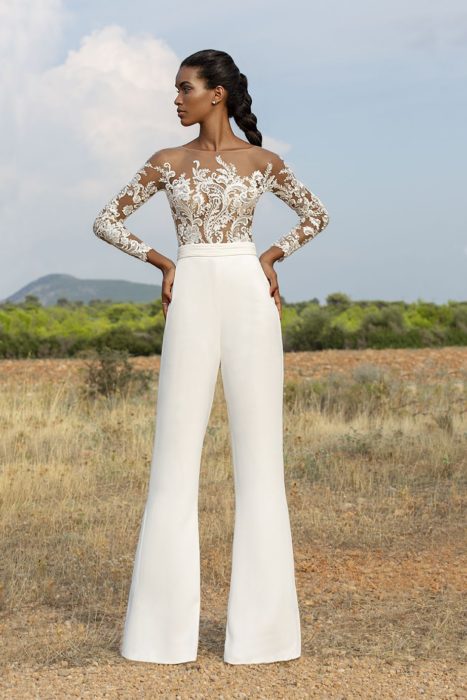Chica usando un jumpsuit de color blanco con encaje blanco en la parte superior