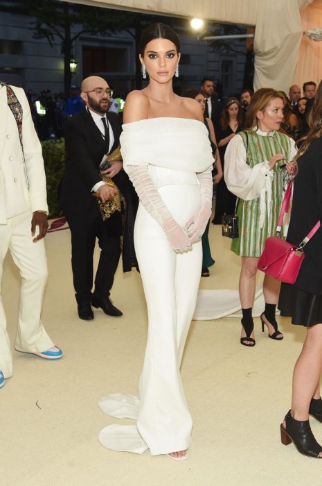 Kendall Jenner usando un jumpsuit de color blanco con mangas de tul