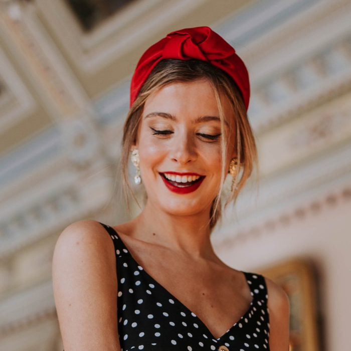 Chica con el cabello recogido en un chongo y una diadema