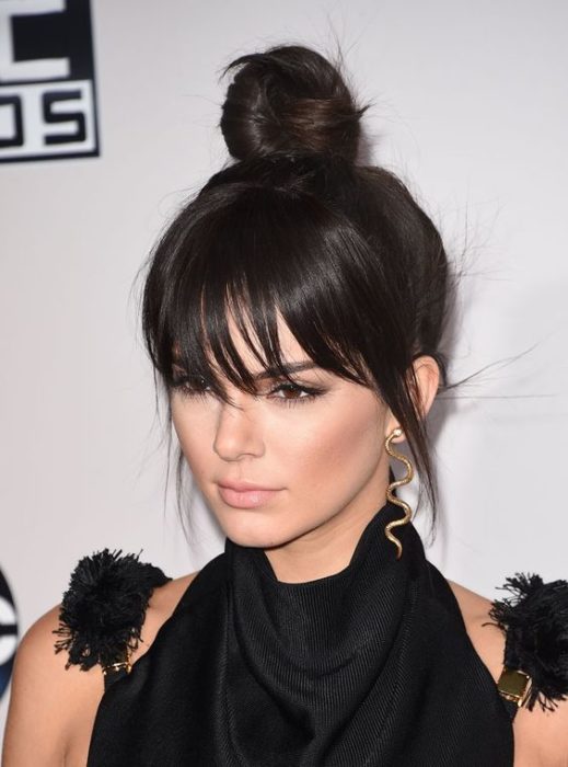 Kendall Jenner exhibiendo su peinado de chongo con flequillo despeinado