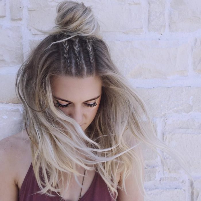 Chica peinada con trenzas al frente y sujetadas en un chongo