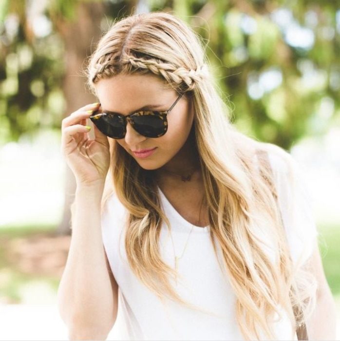 Chica mostrando sus dos trenzas a los lados