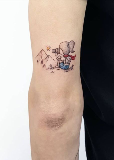 Tatuaje con una niña sentada en las montañas mirando el paisaje a través de miralejos