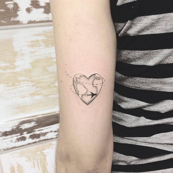 Chica con tatuaje en forma de corazón y un mapa al centro