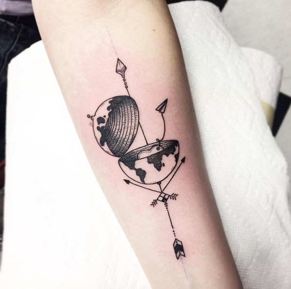 Tatuaje de mundo abierto con una flecha al centro