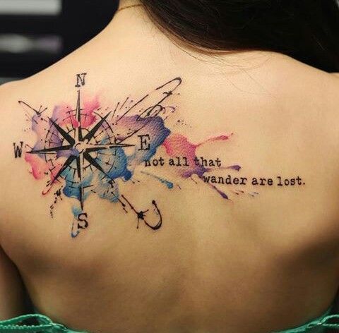 Tatuaje con los puntos cardinales y una bomba de color de fondo