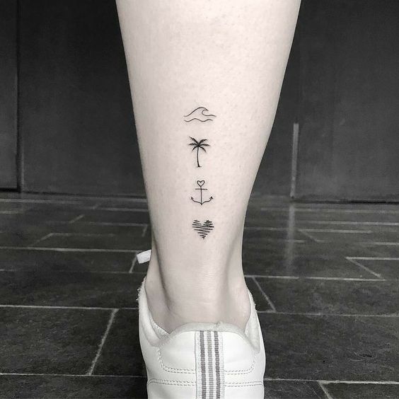 Tatuaje en el tobillo con símbolos de viajes