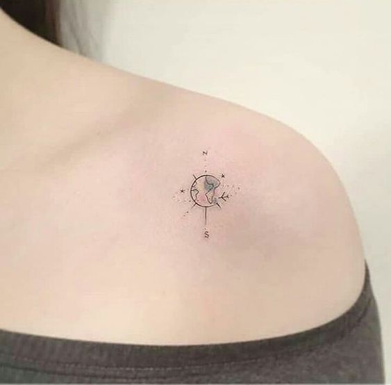 Tatuaje en el hombre con un mapamundi miniatura