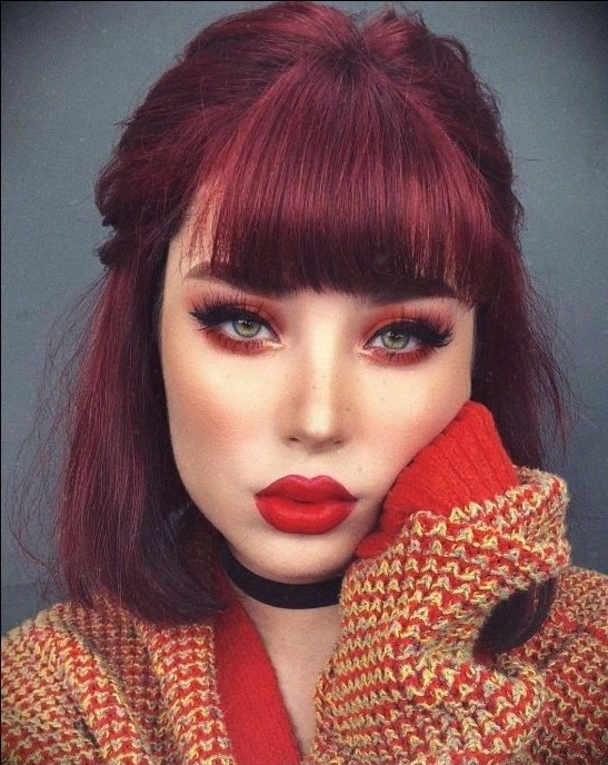 Chica tomando una selfie y mostrando su cabello cherry wine