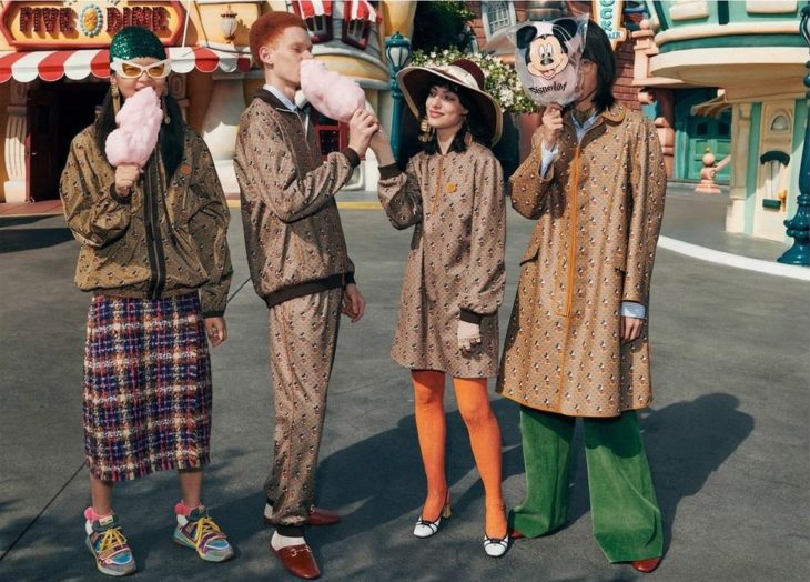Grupo de amigos comiendo algodón de azúcar modelando para la colección Gucci x Mickey Mouse