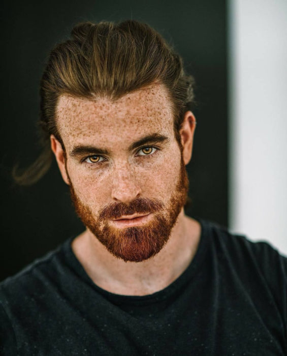 Mujeres prefieren a hombres con barba, tatuados y con panza; chico pelirrojo con pecas, cabello largo y peinado en coleta, ojos color miel