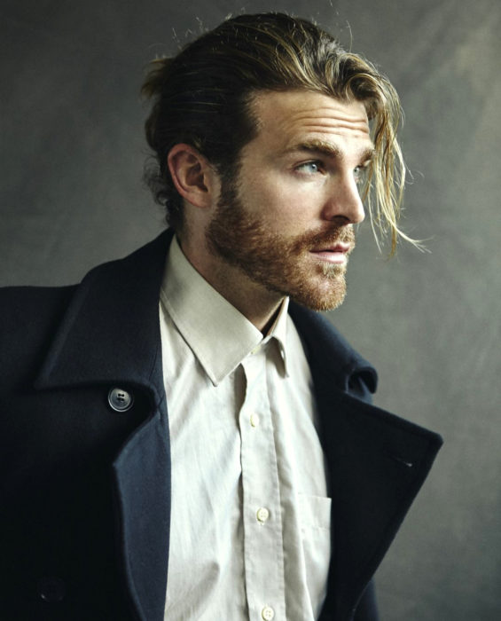 Mujeres prefieren a hombres con barba, tatuados y con panza; chico de cabello largo y rubio, con un bun man, barba y ojos azules
