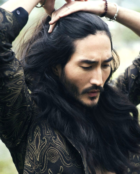 Mujeres prefieren a hombres con barba, tatuados y con panza; joven oriental, coreano, con cabello largo y ondulado, barba y bigote