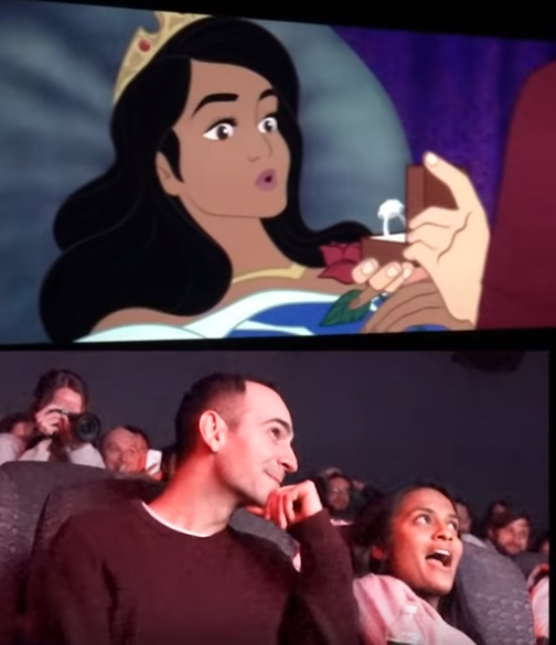 Pareja de novios viendo una escena de La Bella Durmiente 