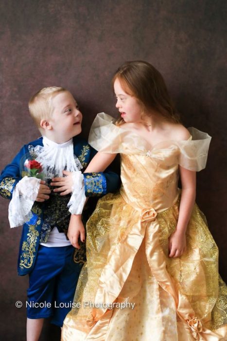 Niños con síndrome de Down posando como príncipe Adam y Bella, fotografía por Nicole Louise Perkins