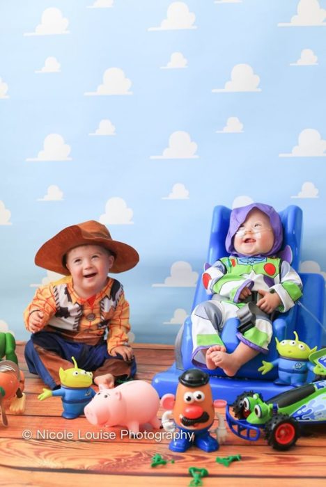 Niños con síndrome de Down posando como Woody y Buzz, fotografía por Nicole Louise Perkins