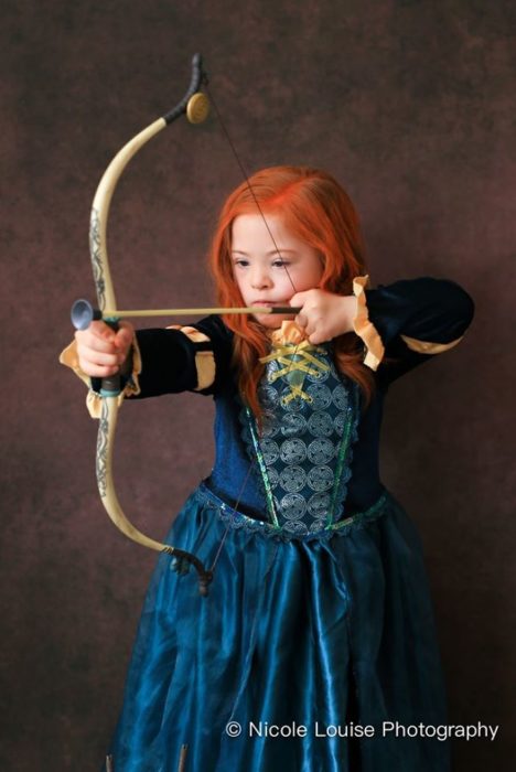 Niña con síndrome de Down disfrazada como Mérida, fotografía por Nicole Louise Perkins