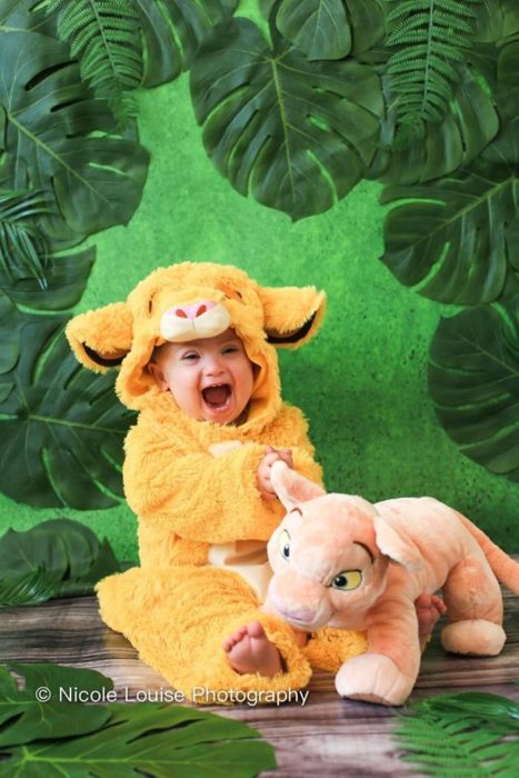 Niño con síndrome de Down disfrazado como Simba, fotografía por Nicole Louise Perkins