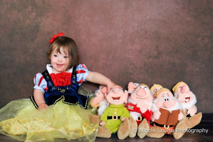 Niña con síndrome de Down disfrazada como Blancanieves, fotografía por Nicole Louise Perkins