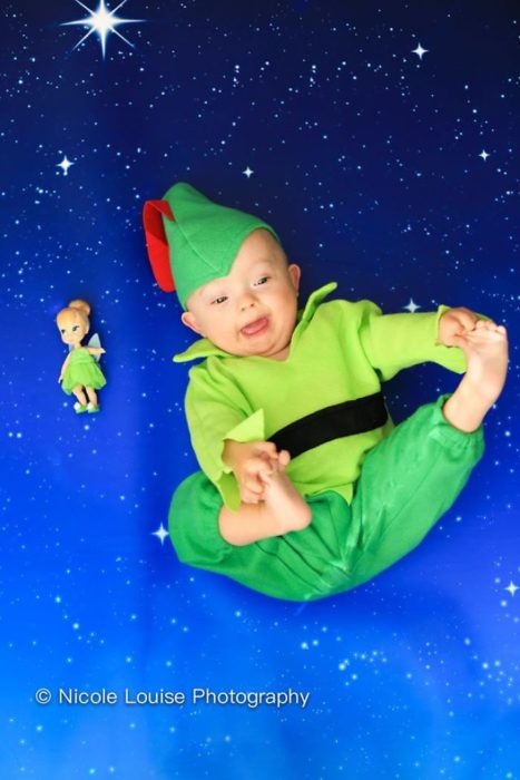 Niño con síndrome de Down disfrazado como Peter Pan, fotografía por Nicole Louise Perkins