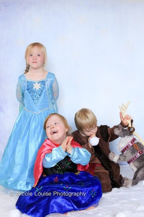 Niños con síndrome de Down disfrazados como Elsa, Anna y Kristoff, fotografía por Nicole Louise Perkins