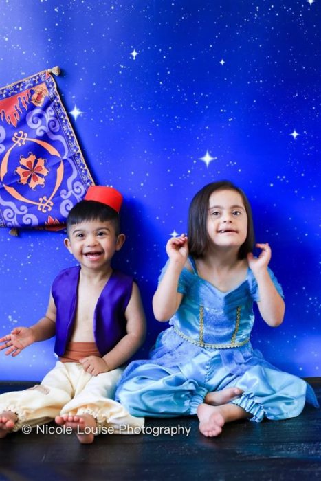 Niños con síndrome de Down disfrazados como Aladdín y Jasmín, fotografía por Nicole Louise Perkins