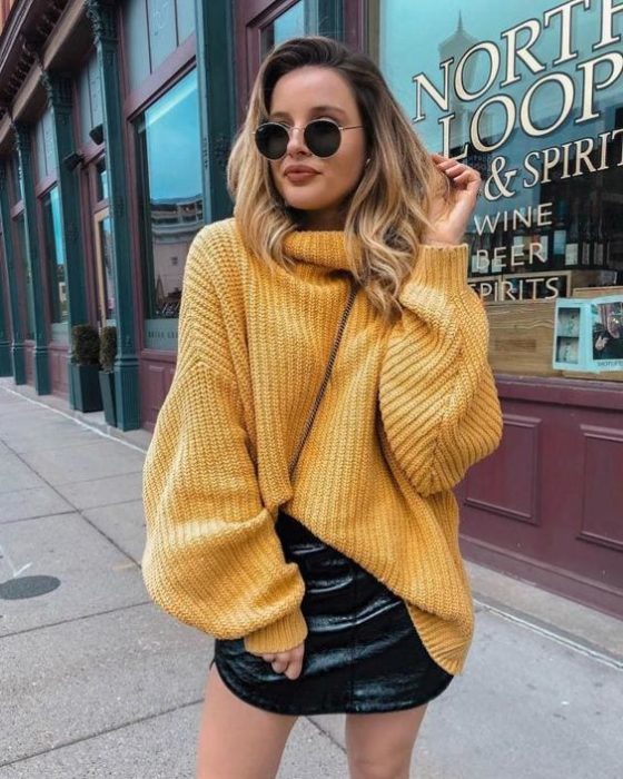 Chica con suéter oversize en color mostaza para el frío